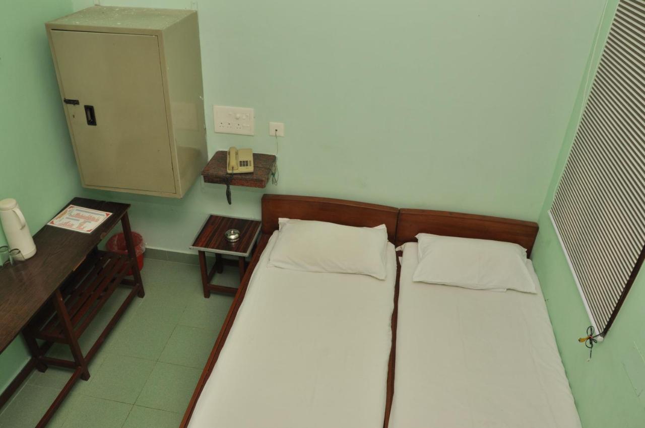 Valli Hotel Thanjavur Buitenkant foto