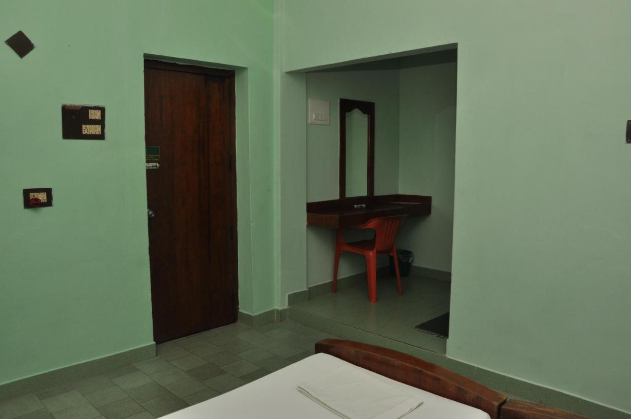 Valli Hotel Thanjavur Buitenkant foto