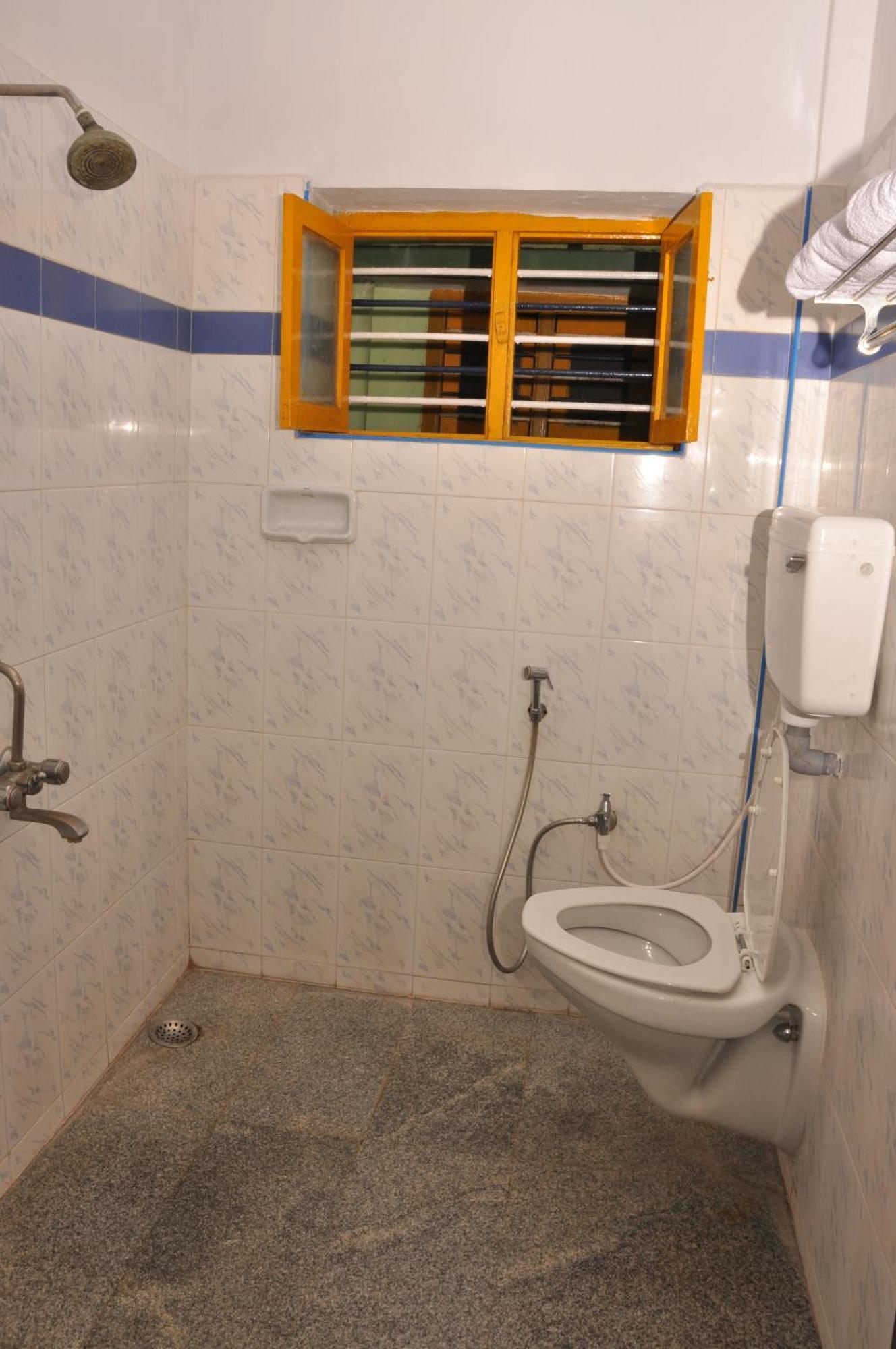 Valli Hotel Thanjavur Buitenkant foto