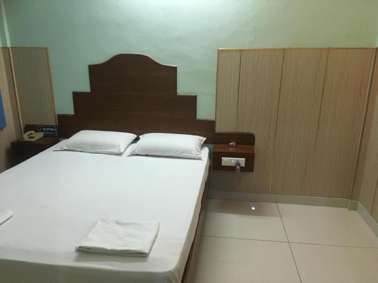 Valli Hotel Thanjavur Buitenkant foto