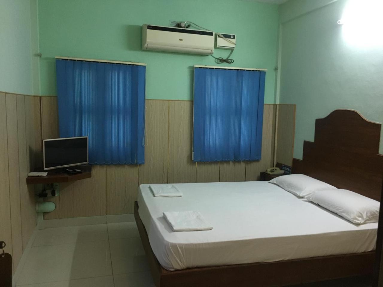 Valli Hotel Thanjavur Buitenkant foto
