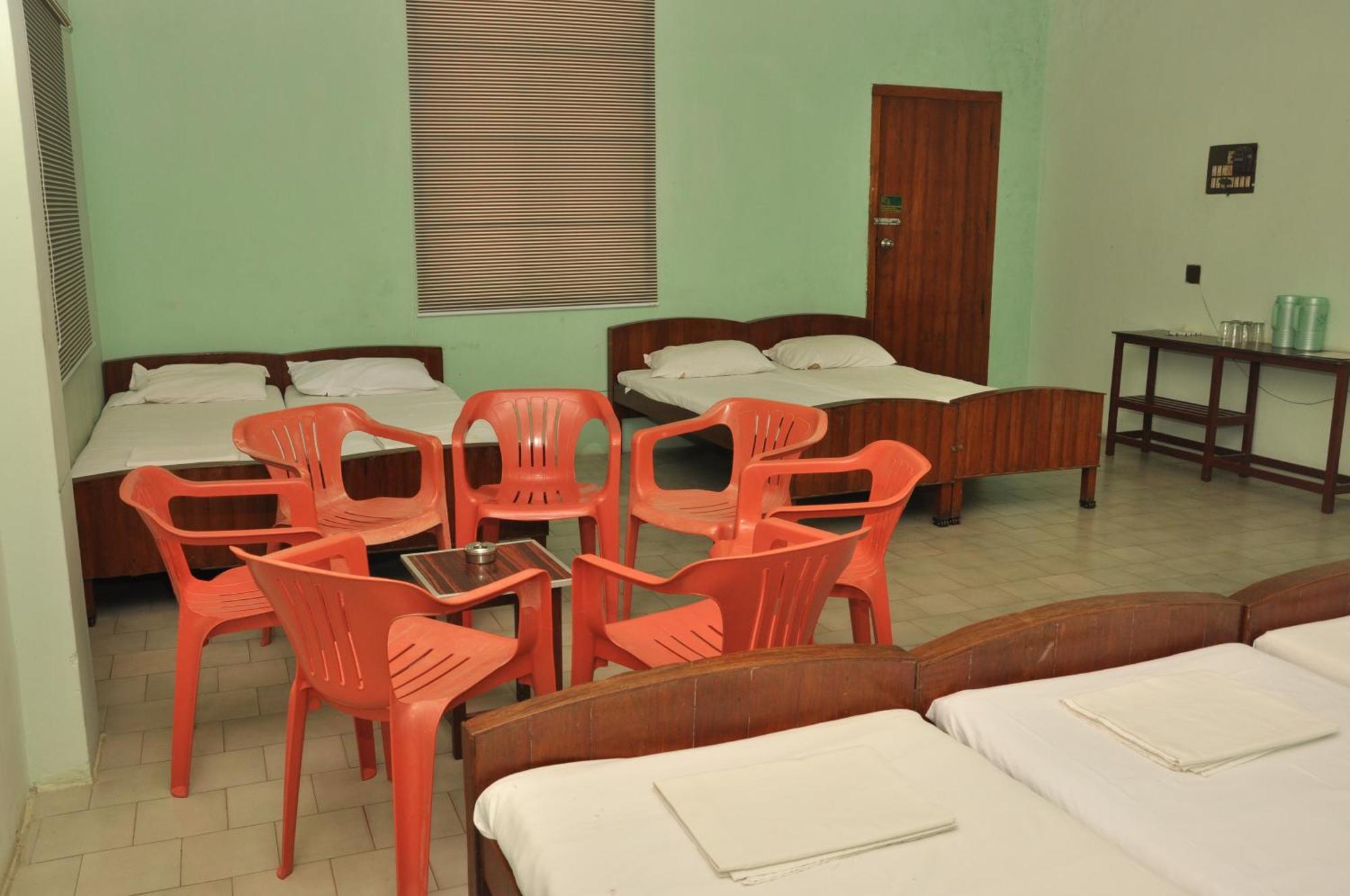 Valli Hotel Thanjavur Buitenkant foto